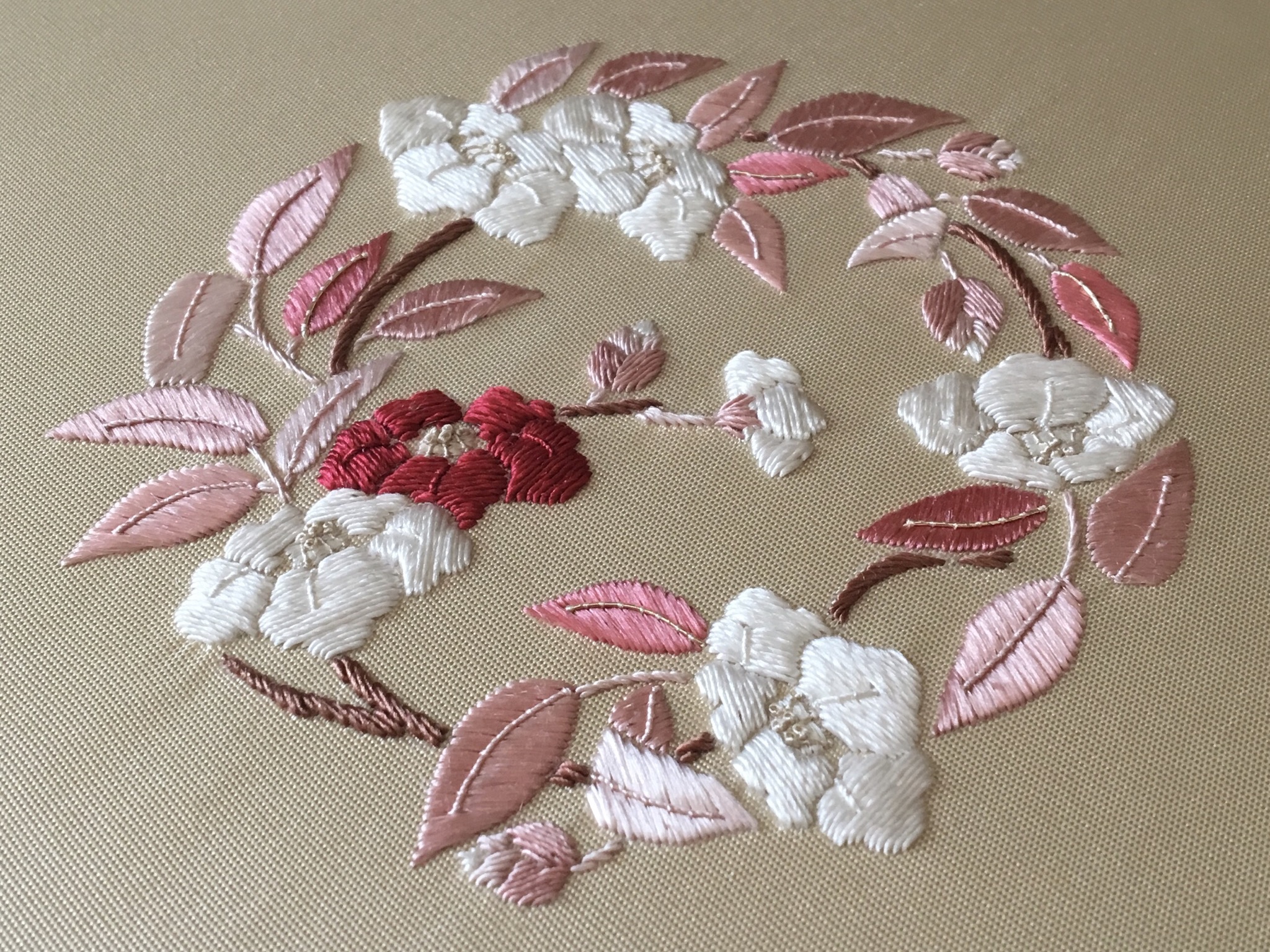 日本刺繍】季節の花丸紋 秋の紅葉と冬の椿 | atelier di fiori embroidery